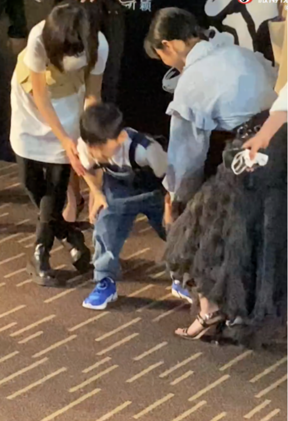 张子枫|张子枫蹲下和小演员跪着合影,被一把拽回:幕后镜头撒不了谎
