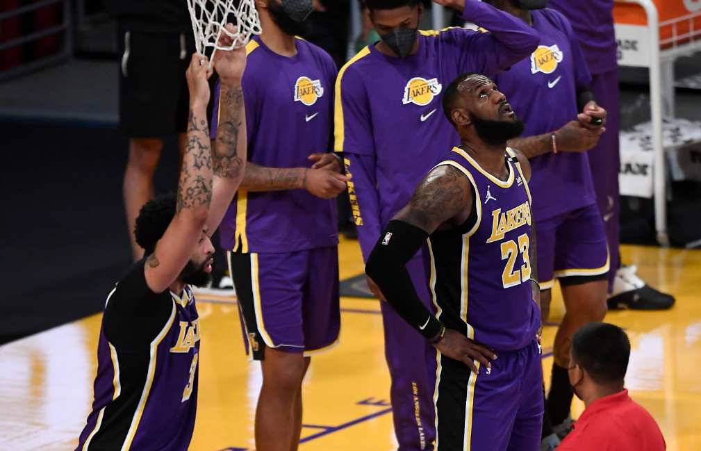 湖人队|联盟第一人,在生涯第18个赛季,正在被一层一层撕掉遮羞布