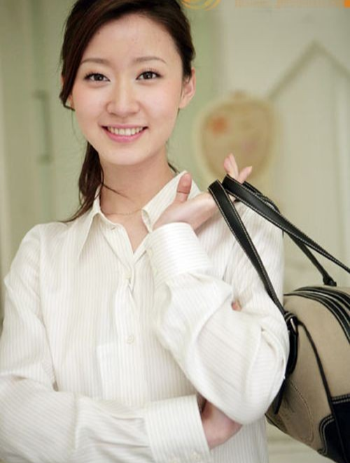 黄橙子|漂亮的凤凰卫视黄橙子，她是炫目的选美冠军，也是很宅的新闻主播