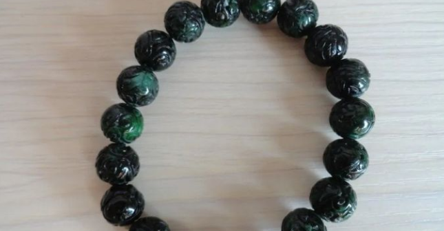 翡翠|新手小白挑选墨翠时,该如何判断墨翠的价值?