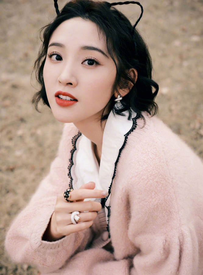 唐艺昕|唐艺昕写真大片来袭，芭比泡泡裙造型灵动又不失气质，甜美气息爆棚！