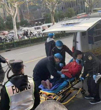 #上海浦东新区# 一街道发生一男子肆意砍人的恶性伤人事情!