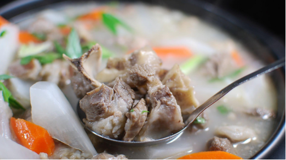 羊肉|羊肉是肺病的“发物”?医生:不想肺脏“报废”,4种食物要少吃