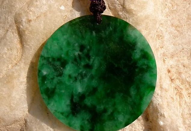 翡翠|机雕新工艺的出现,减少了翡翠废料的浪费,也让其拥有了价值