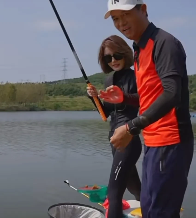 |聂小雨去钓鱼，带的助理比自己的咖位还大？