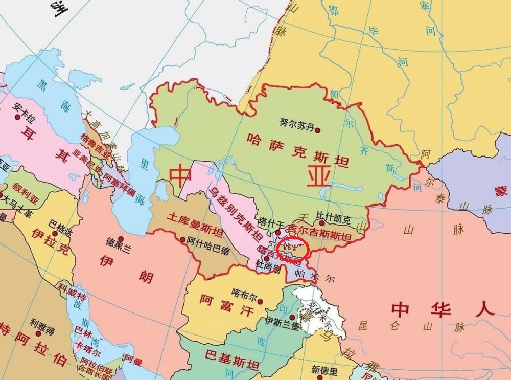 小草瞎操心 心真大！两国这边都交上火了，居民居然还蹲在墙后拍视频？