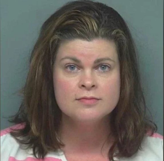 诡闻探听录|不齿！美45岁女教师与14岁男学生发生性关系，被自己孩子遭举报