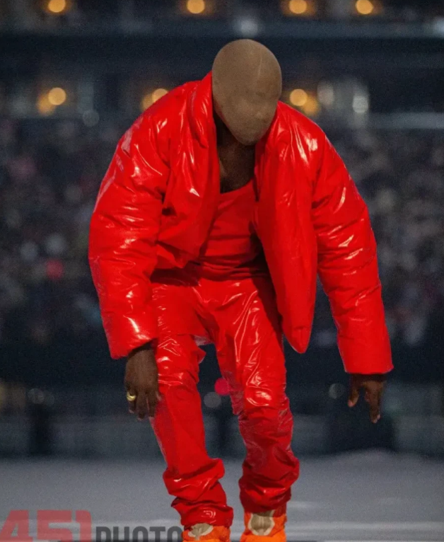 金·卡戴珊|侃爷开新歌试听会，卡戴珊带着女儿，穿“情侣装”来帮着站场子