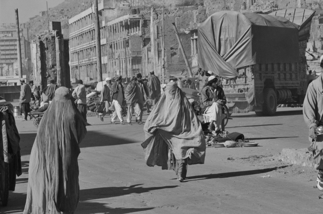 ​罩袍下的國度：廿六年前塔利班統治下的阿富汗女性-圖4