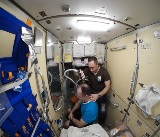 王亚平进入空间站长发开屏吸睛!男航天员出长差,太空怎么理发?