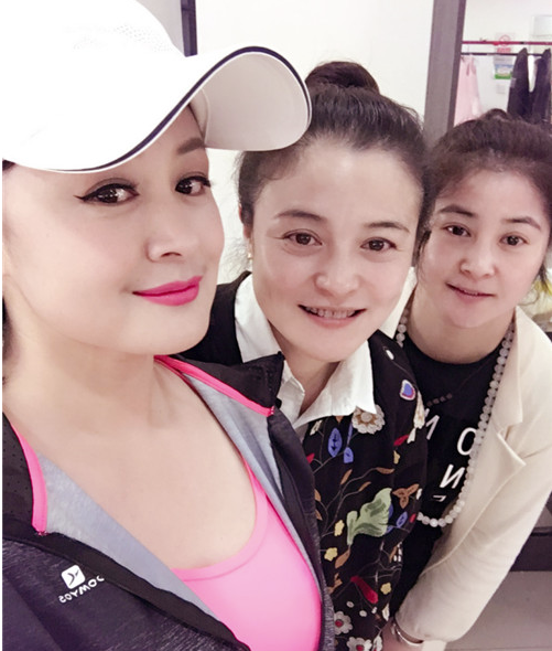 姐姐 于月仙亲妹和几个黑衣壮汉在饭店大吃大喝被拍！网友：这么快过坎了？