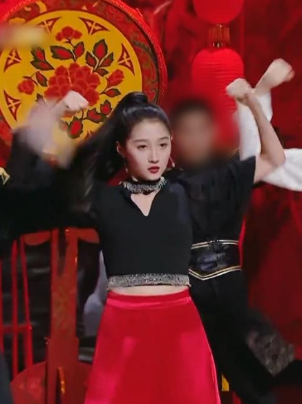 关晓彤|关晓彤上衣太短，抬手时她手上动作成亮点，这才是对鹿晗最大尊重！