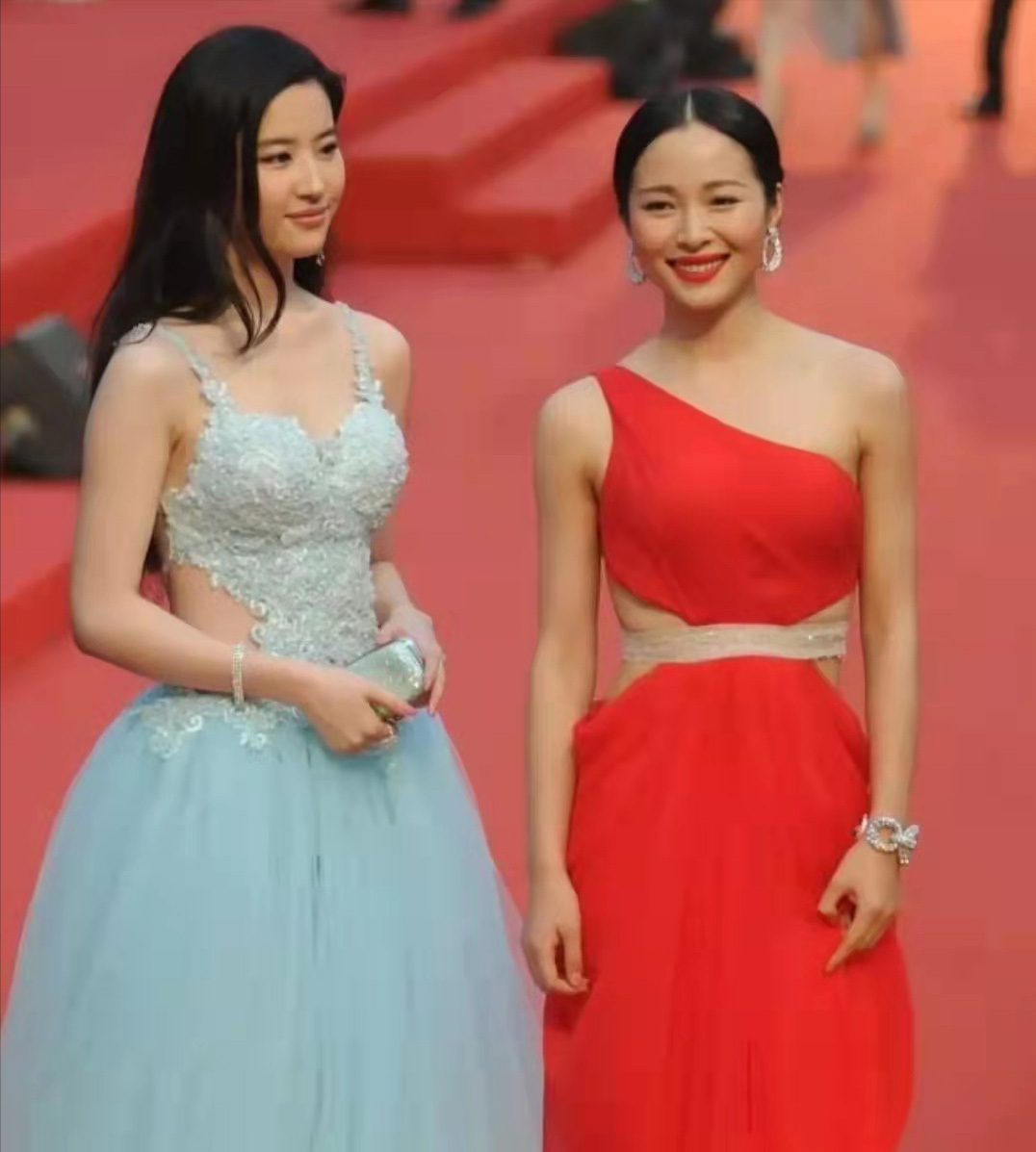 江一燕|江一燕和刘亦菲一起参加活动，两人造型不同引起了网民的关注和热烈讨论