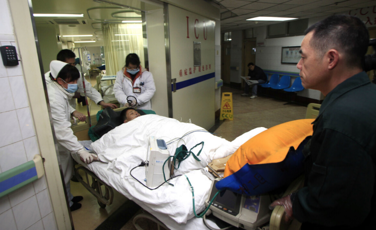 苹果|吃一次等于喝3次马桶水，很多人不当回事，医生：愚昧！那是自毁肝脏