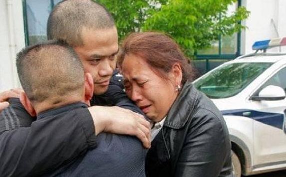 四川一男娃6岁被拐,将生父名字藏枕头下,后来通过DNA对比团圆