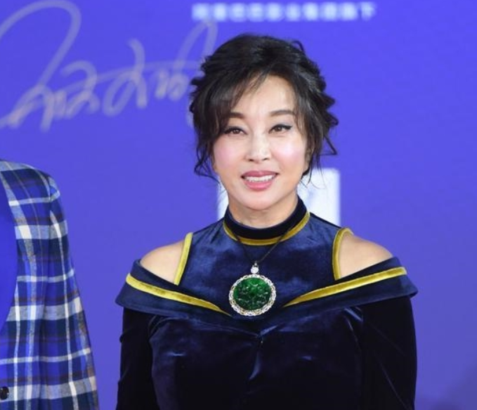 刘晓庆|浑身珠宝翡翠的刘晓庆,真年轻!网友:被她的有钱吓到