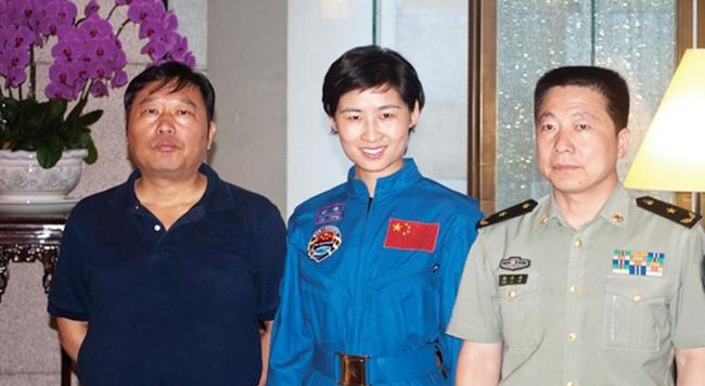 刘洋|中国首位女航天员刘洋近况，丈夫帅气露面，生活现状让人羡慕不已