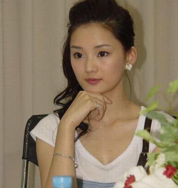 黄圣依|18岁靠老爸砸钱演女主，黄圣依都给她作配，35岁老爸公司破产后成柜姐