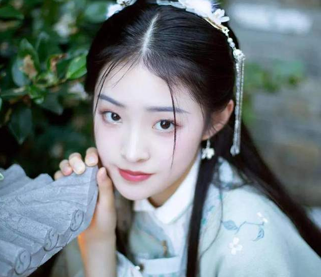 王昭君|她因饰演《红昭愿》中的王昭君一角，因为古装太过惊艳，被称为是最美小戏骨！