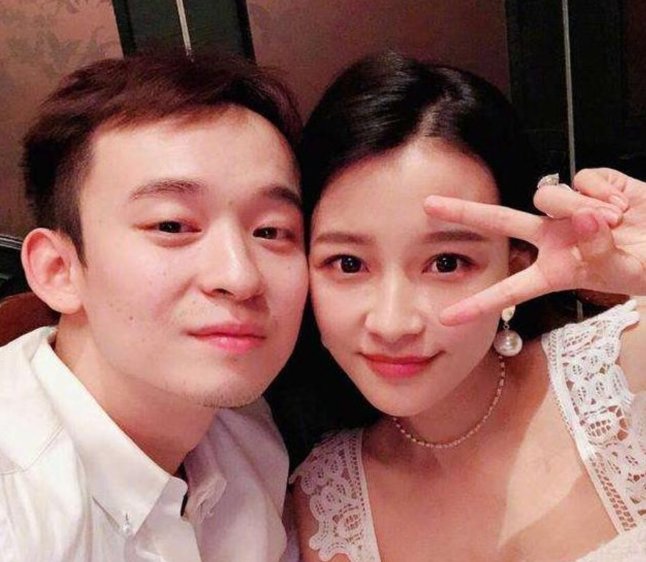 董子健|他是娱乐圈隐形“太子爷”,24岁娶到今生挚爱,今成影坛“炸弹”