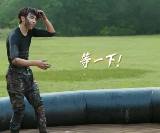 秦奋|秦奋与杨和苏泥潭摔跤大战，假发片都打掉了！脱发越来越年轻化？