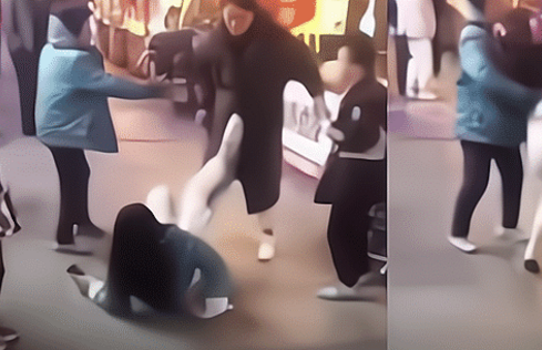 小白的快乐生活 山东一女子吐槽买东西难吃，被老板从后背踹出几米远，网友：活该