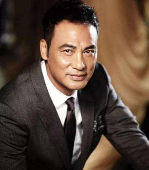 任达华|66岁任达华和64岁万梓良偶遇，两人的差别太大了