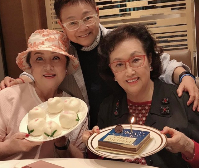 林青霞|66岁林青霞为88岁葛兰庆生，两位大美人合影，林青霞却输了？