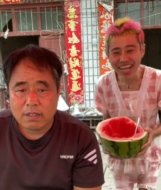 丰满|网红“钢蛋”换了新发型,还带着爹娘去了太古里