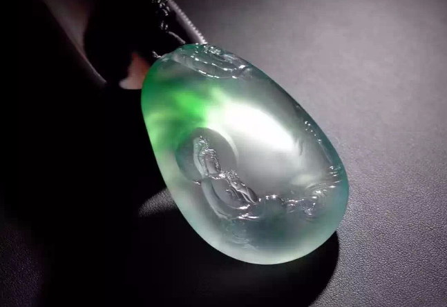 翡翠|翡翠饰品中的白色物质，到底是瑕疵，还是玉石的特色？