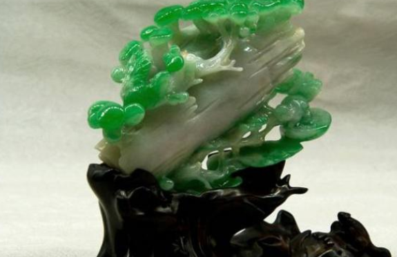 翡翠|都说一镯二牌三把件，到翡翠这可行不通，最值钱的谁猜得到  ?