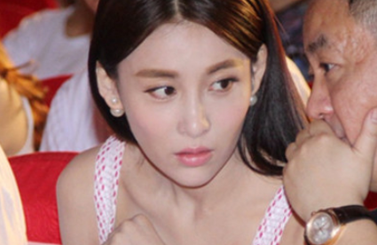 贾青|王思聪曾转发一组写真，让贾青从艳彩公主变成了艳照女主