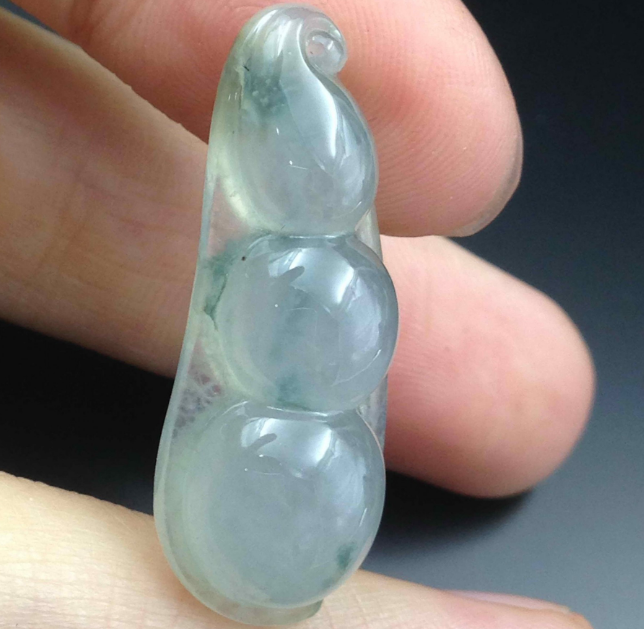 翡翠|每件翡翠饰品都得之不易，蜕变过程很繁琐，所以值得人们去珍惜