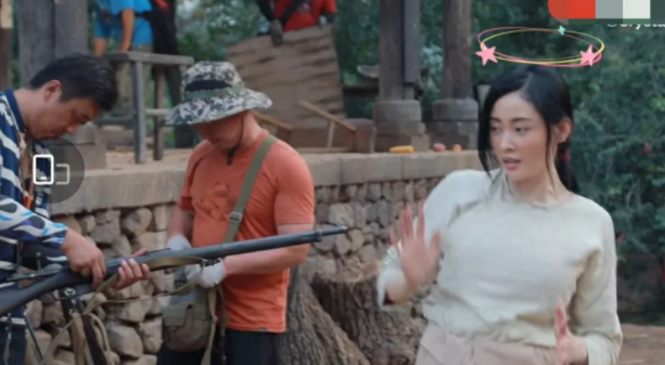 张天爱|拍戏期间，吴京教张天爱打枪，近40岁的张天爱卖萌撒娇