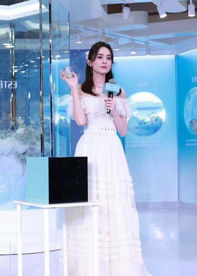 古力娜扎 古力娜扎穿白纱裙似仙女,八字刘海显出婴儿肥,气质真好