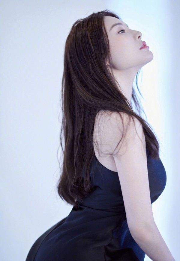 徐冬冬|大嫂徐冬冬晒“火辣”近照,穿黑色紧身裙凹造型,不愧是性感女王