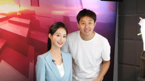 郭蔼明|最美“领诵员”冯琳出圈，长得好看就罢了，看到学习笔记后我酸了！