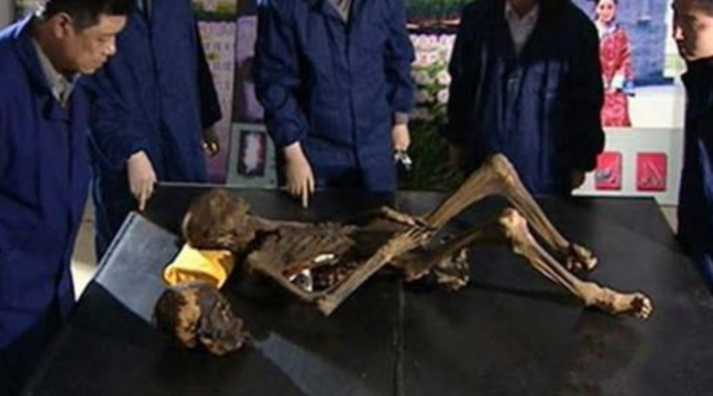 后宫史|清朝女子因难产昏厥,家人认为已死把她下葬,200年后棺内景像凄惨