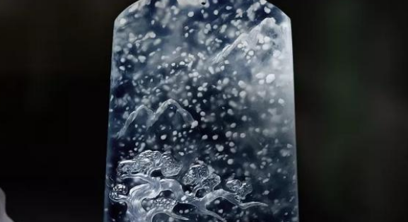 翡翠|翡翠要进行水养，泡久了会越泡越亮吗？这其中的道理又是什么？