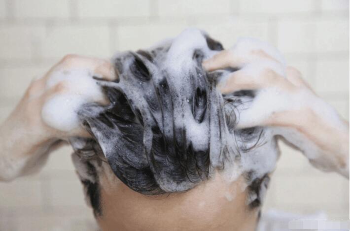 洗发水|头发出油快的真实原因，除了洗发水要换掉外，还必须改这几个习惯