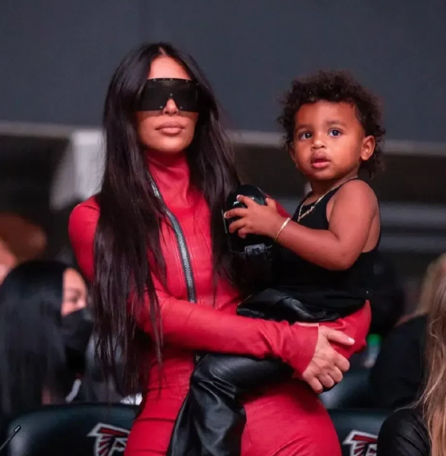 金·卡戴珊|侃爷开新歌试听会，卡戴珊带着女儿，穿“情侣装”来帮着站场子