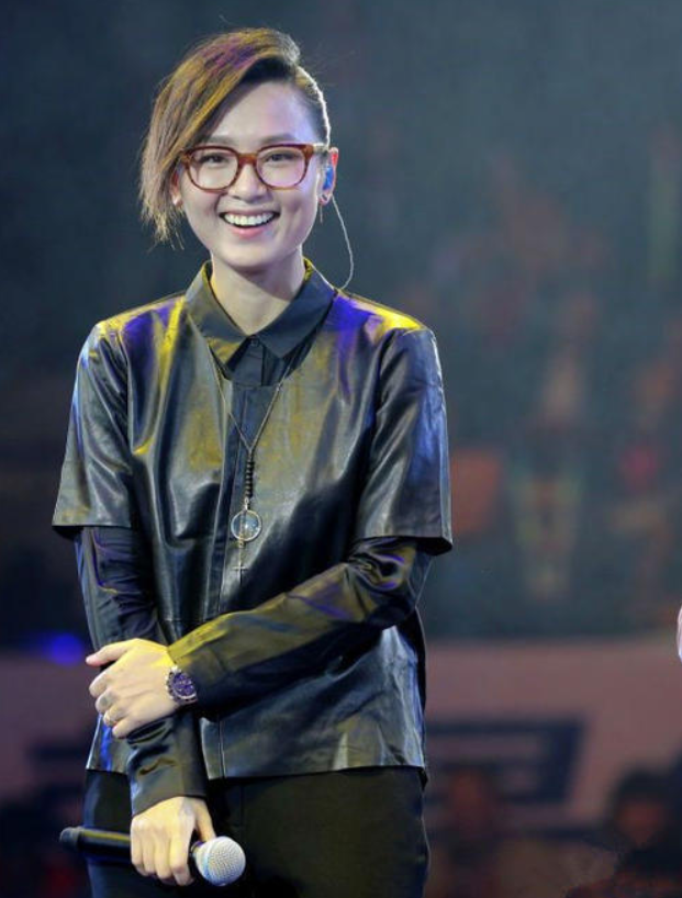 邓紫棋|有一种“整容”叫邓紫棋卸妆，鼻子突出苹果肌消失，网友：认不出