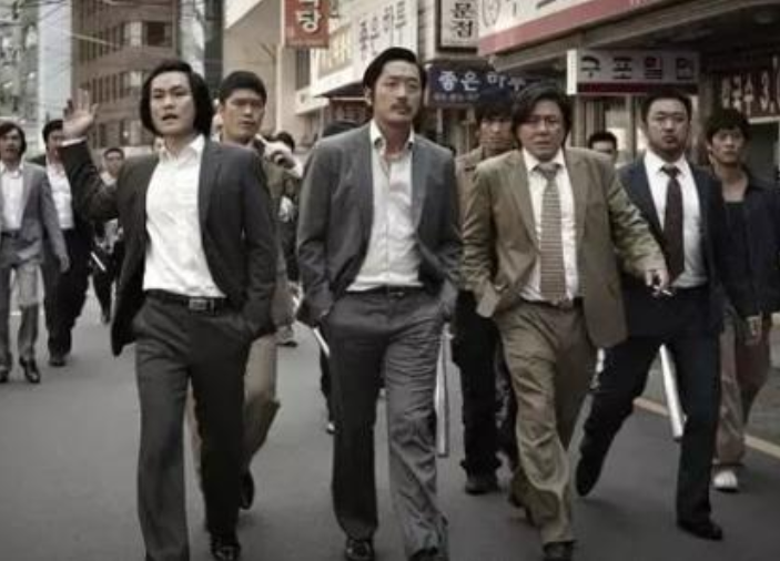 向华强|向华强的“年少照片”爆光，终于理解为啥成龙怕他，关之琳那么爱他了