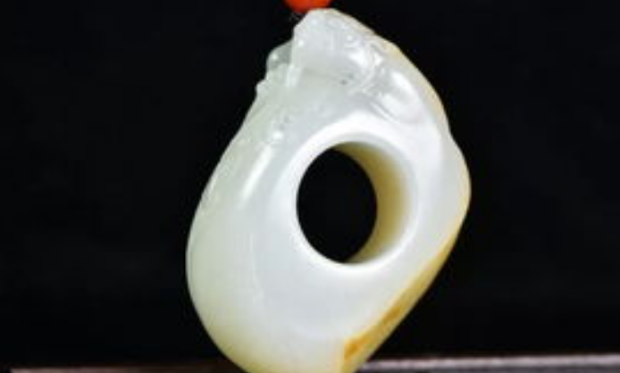 |无暇不成玉,质地再好的和田玉也会有瑕疵,要接受它的瑕疵美