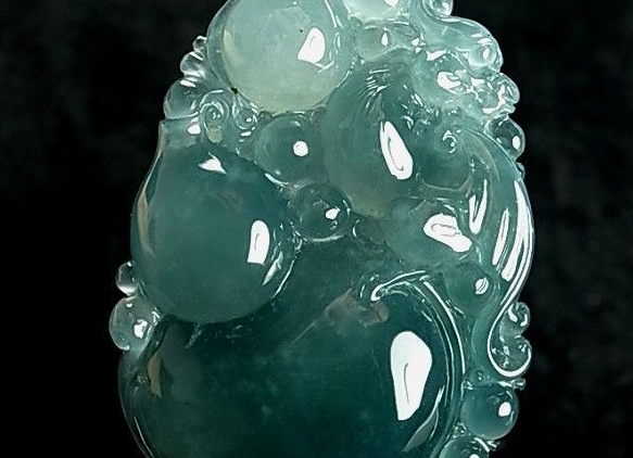 飘花翡翠|具有晕染现象的不一定就是飘花翡翠，睁大眼睛，还有可能是飘藓