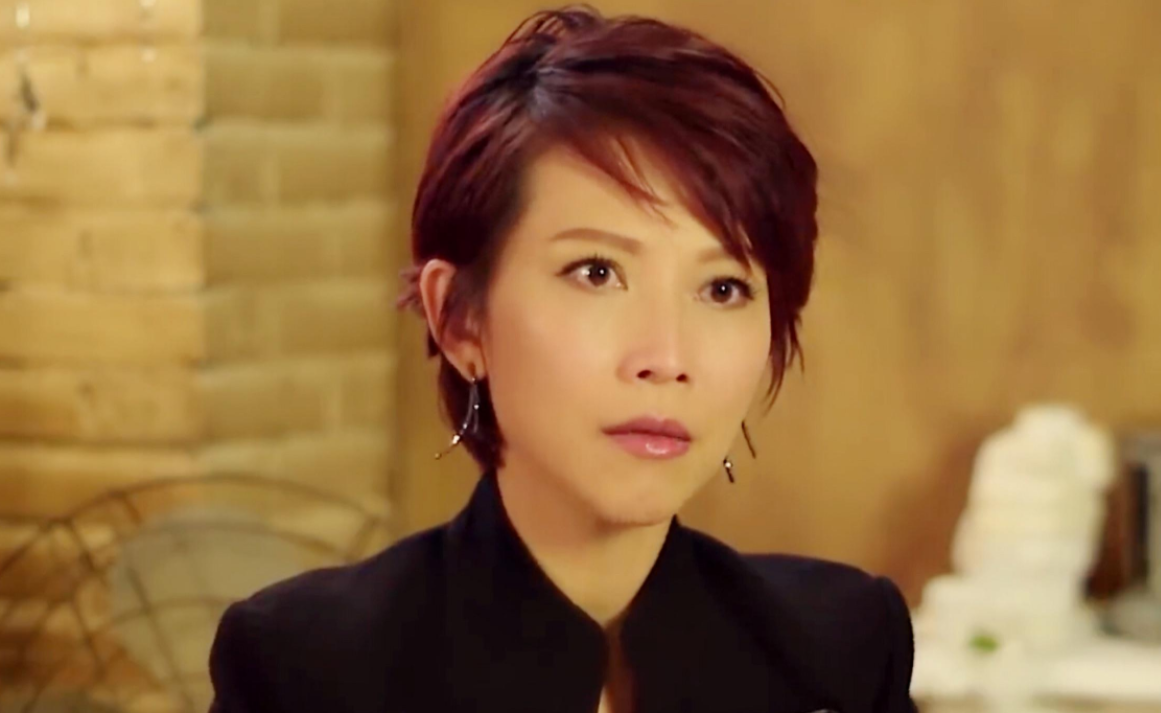 胡歌|明星采访时为什么只露上半身？看到全景镜头后，原来是怕露馅