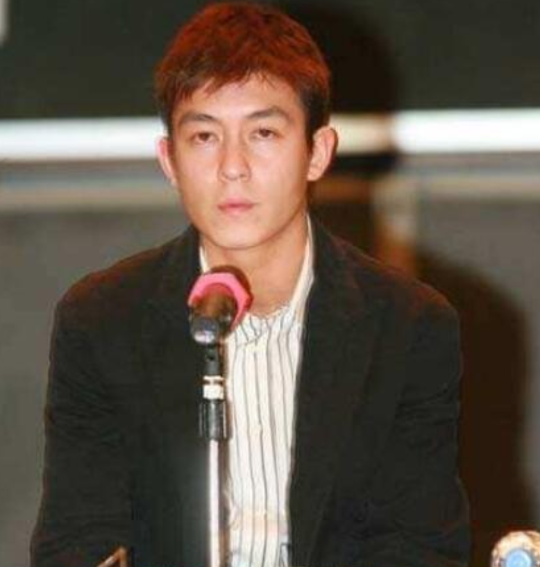 花花管家小希|40岁陈冠希罕晒全家福，阿娇吃瓜说后，网友回顾陈冠希退圈视频