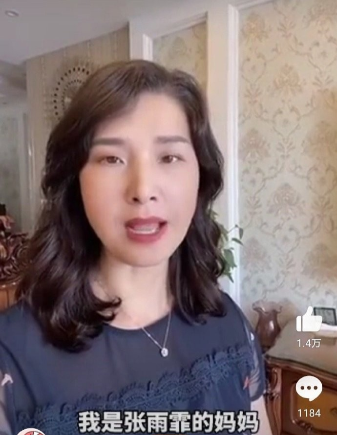 建军节|张雨霏妈妈，对她有着巨大的影响，妈妈亮相的时候，这颜值绝了