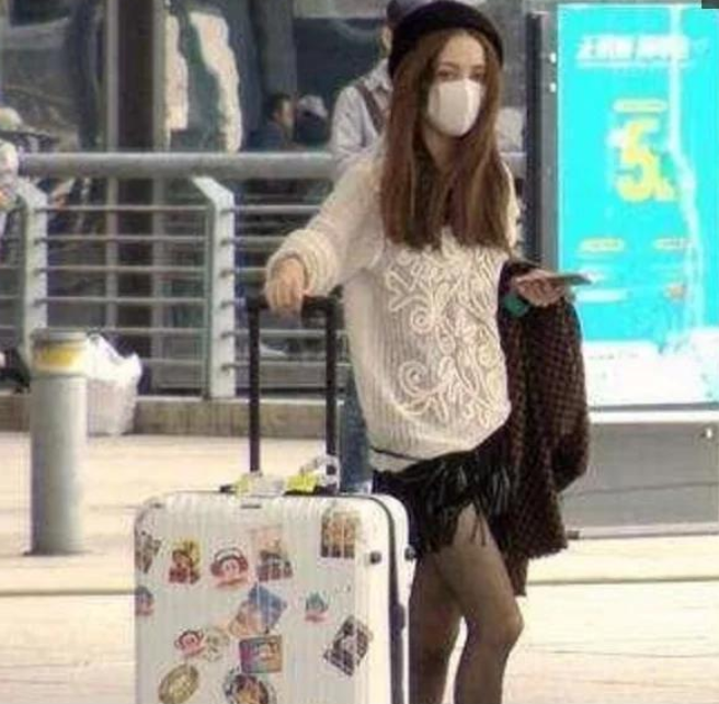 杨幂|37岁姚笛无戏可拍，身材走样，如今老成了大妈