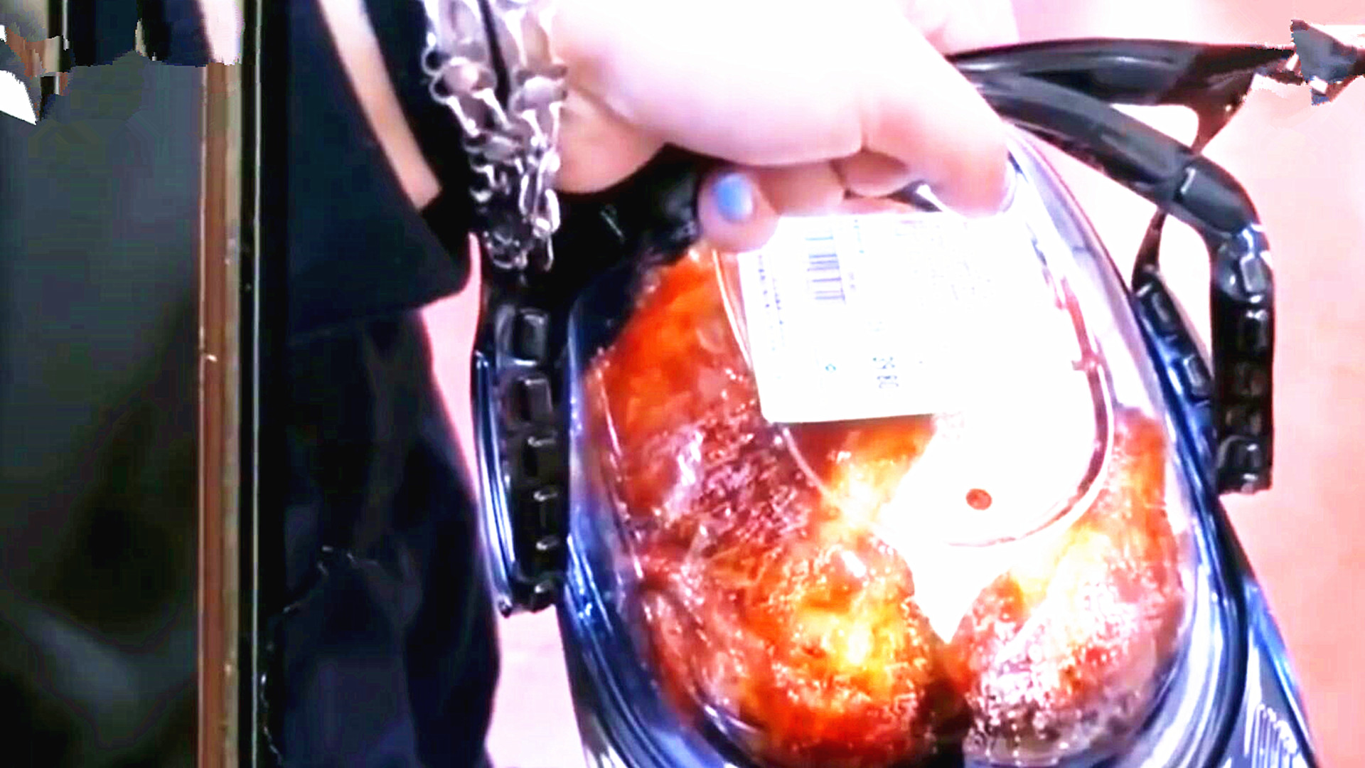 叨叨唠事 广州女子年货疑被快递员偷吃，无语一幕曝光：他吃完还去楼下散步